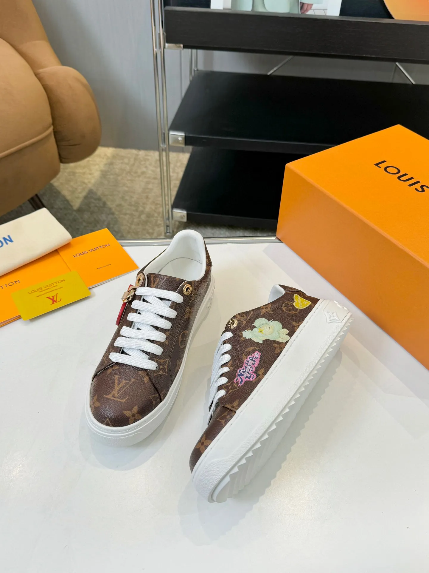 Men's Men's Shoes 💰💰660 Women's LV [Beverly Hills Sports Shoes Series] This Beverly Hills sports shoes are made of grained cow leather with Damier pattern, echoing the current season's leather goods series. The thick rubber outsole is lightweight, and an embossed Louis Vuitton logo adds a branding touch. Padded insole and technical fabric lining enhance comfort.  Detailed Features ♛ Embossed grained cowhide leather ♛ Ultra-lightweight rubber outsole ♛ Louis Vuitton logo on tongue and outsole ♛ Size: 35-40